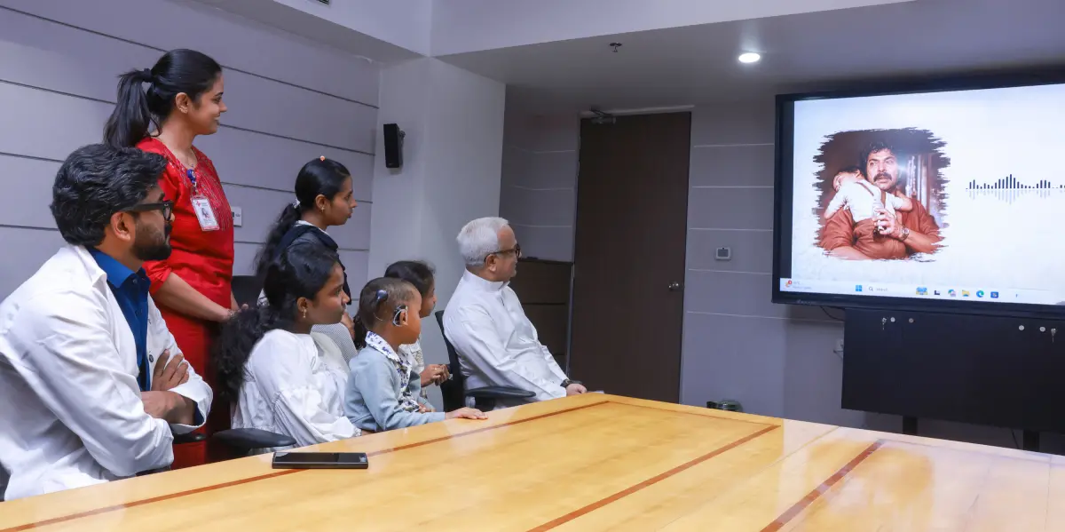 കോക്ലിയര്‍ ഇംപ്ലാന്റിന്റെ സ്വിച്ച് ഓണ്‍ നിര്‍വ്വഹിച്ച ശേഷം ആഞ്ചലോയെ നടന്‍ മമ്മൂട്ടിയുടെ ആശംസ സന്ദേശം കേള്‍പ്പിച്ചപ്പോള്‍. രാജഗിരി ആശുപത്രി എക്‌സിക്യൂട്ടീവ് ഡയറക്ടര്‍ ഫാ. ജോണ്‍സണ്‍ വാഴപ്പിളളി, സീനിയര്‍ ഇംപ്ലാന്റ് സര്‍ജന്‍ ഡോ. രാജേഷ് രാജു ജോര്‍ജ്, അഞ്ജലോയുടെ മാതാവ് ആന്‍ഷാ, ഇംപ്ലാന്റ് കോര്‍ഡിനേറ്റര്‍ എല്‍.ജി.എം. മാത്യു എന്നിവര്‍ സമീപം.
