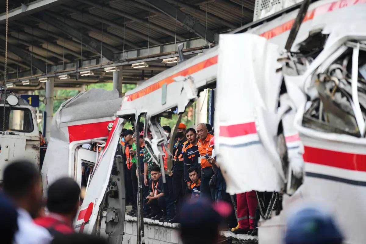 Workers and rescuers examine the wreckages of trains after a collision in Bekasi, Indonesia | Photo: AP