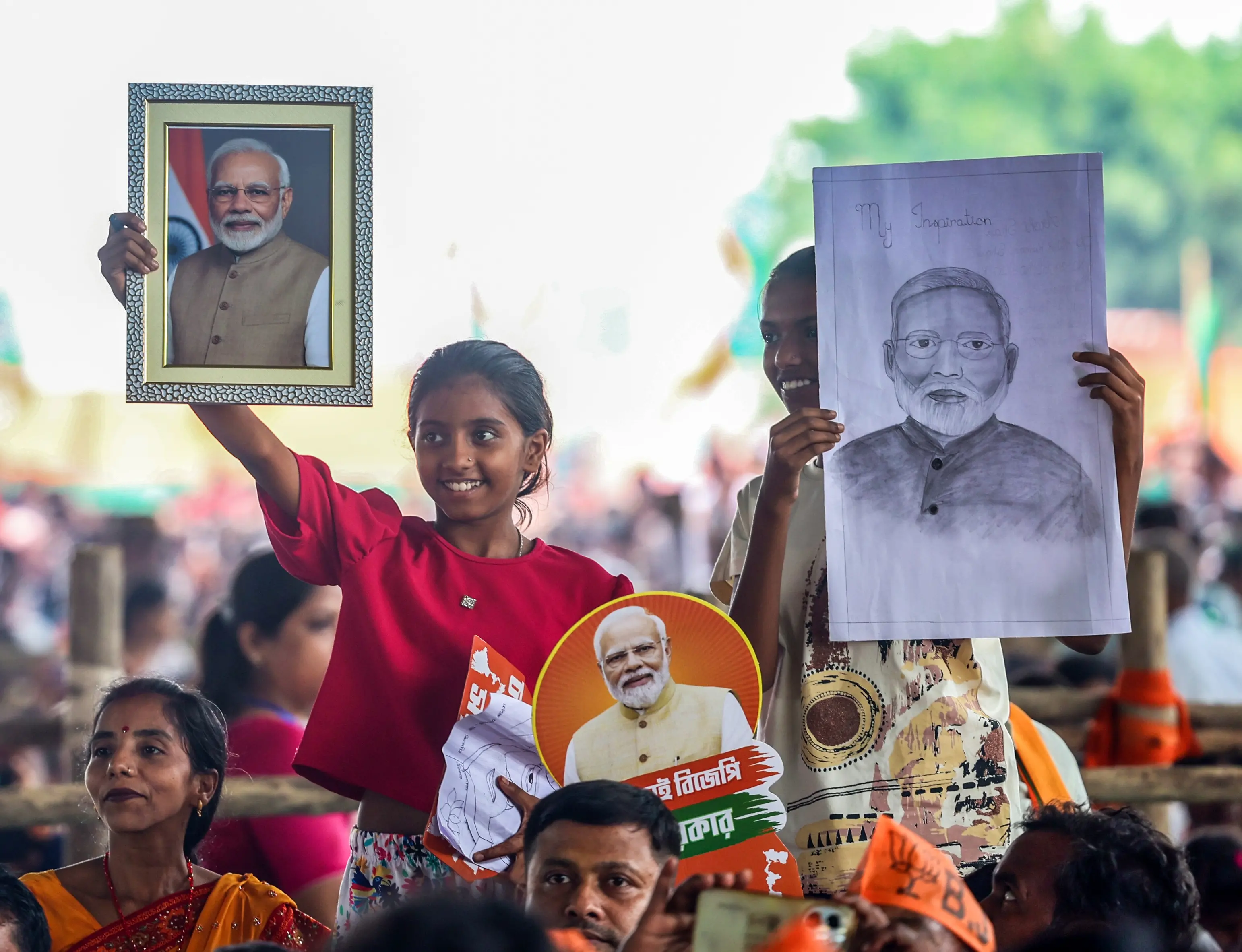 പശ്ചിമ ബംഗാൾ നിയമസഭാ തെരഞ്ഞെടുപ്പിന്റെ രണ്ടാം ഘട്ടത്തിന് മുന്നോടിയായി നോർത്ത് 24 പർഗാനാസിലെ ബാരക്പൂരിൽ തിങ്കളാഴ്ച നടക്കുന്ന പൊതുയോഗത്തിൽ പ്രധാനമന്ത്രി നരേന്ദ്ര മോദി പങ്കെടുക്കുമ്പോൾ ആവേശഭരിതരായ ജനക്കൂട്ടം. | ANI