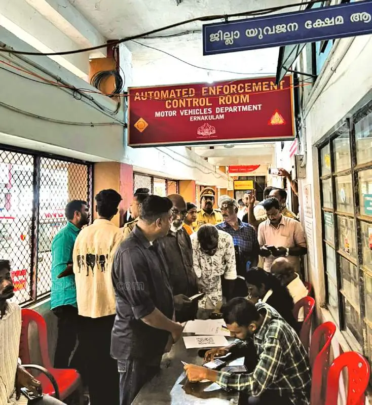 ഇ-ചെലാന് അദാലത്തില് പിഴയൊടുക്കാന് എറണാകുളം എന്ഫോഴ്സ്മെന്റ് കണ്ട്രോള് റൂമിന് മുന്നില് എത്തിയവരുടെ തിരക്ക് | Photo: Mathrubhumi