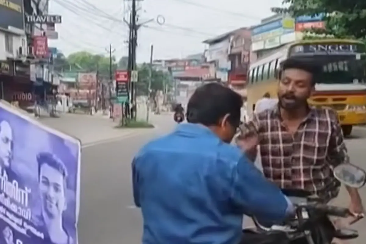 യുവാവ് ഹർത്താൽ അനുകൂലിയുടെ ബൈക്ക് തടയുന്നു , കടപ്പാട് - ന്യൂ ഇന്ത്യ എക്സ്പ്രസ്സ്