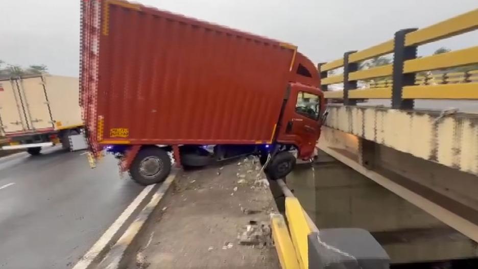 Truck breaks bridge railing, hangs mid-air in Kochi for 4...