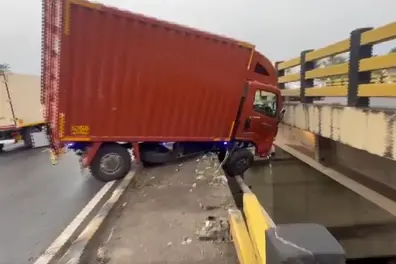 Truck breaks bridge railing, hangs mid-air in Kochi for 4 hours