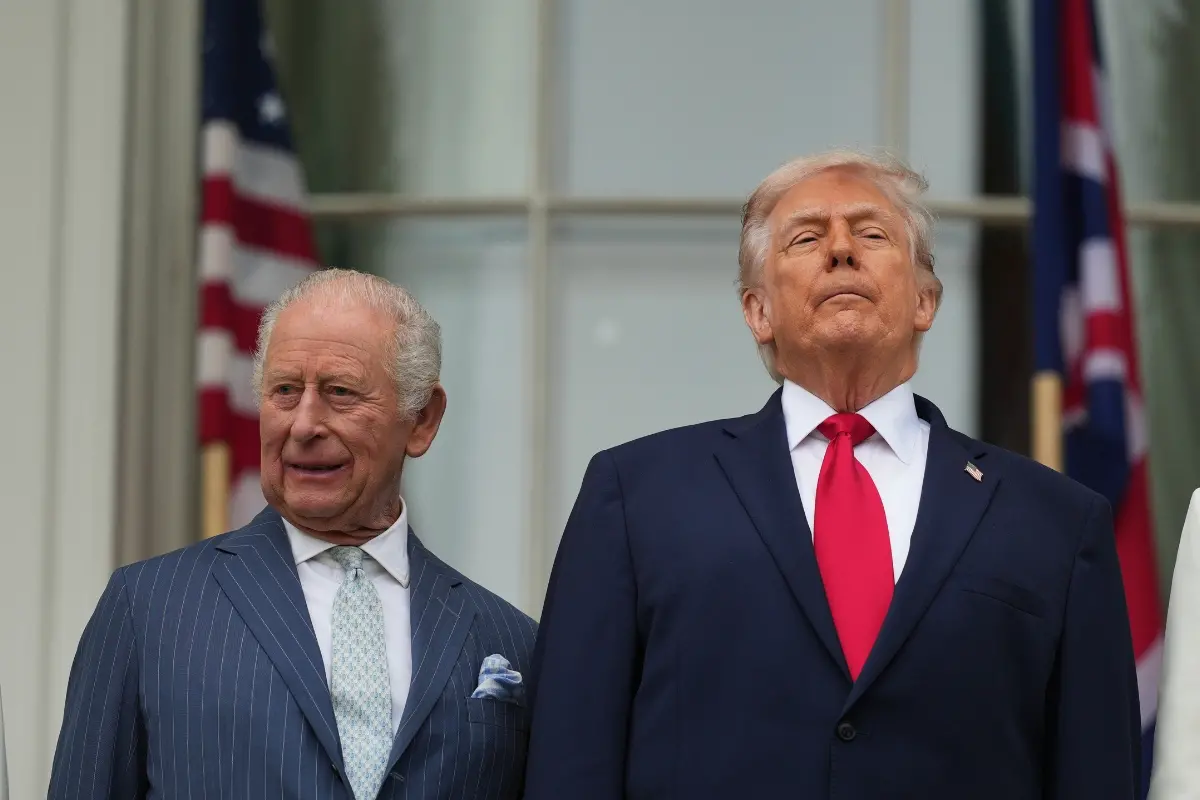 King Charles III and US President Donald Trump attend an arrival ceremony on the South Lawn of the White House.| Photo: AP