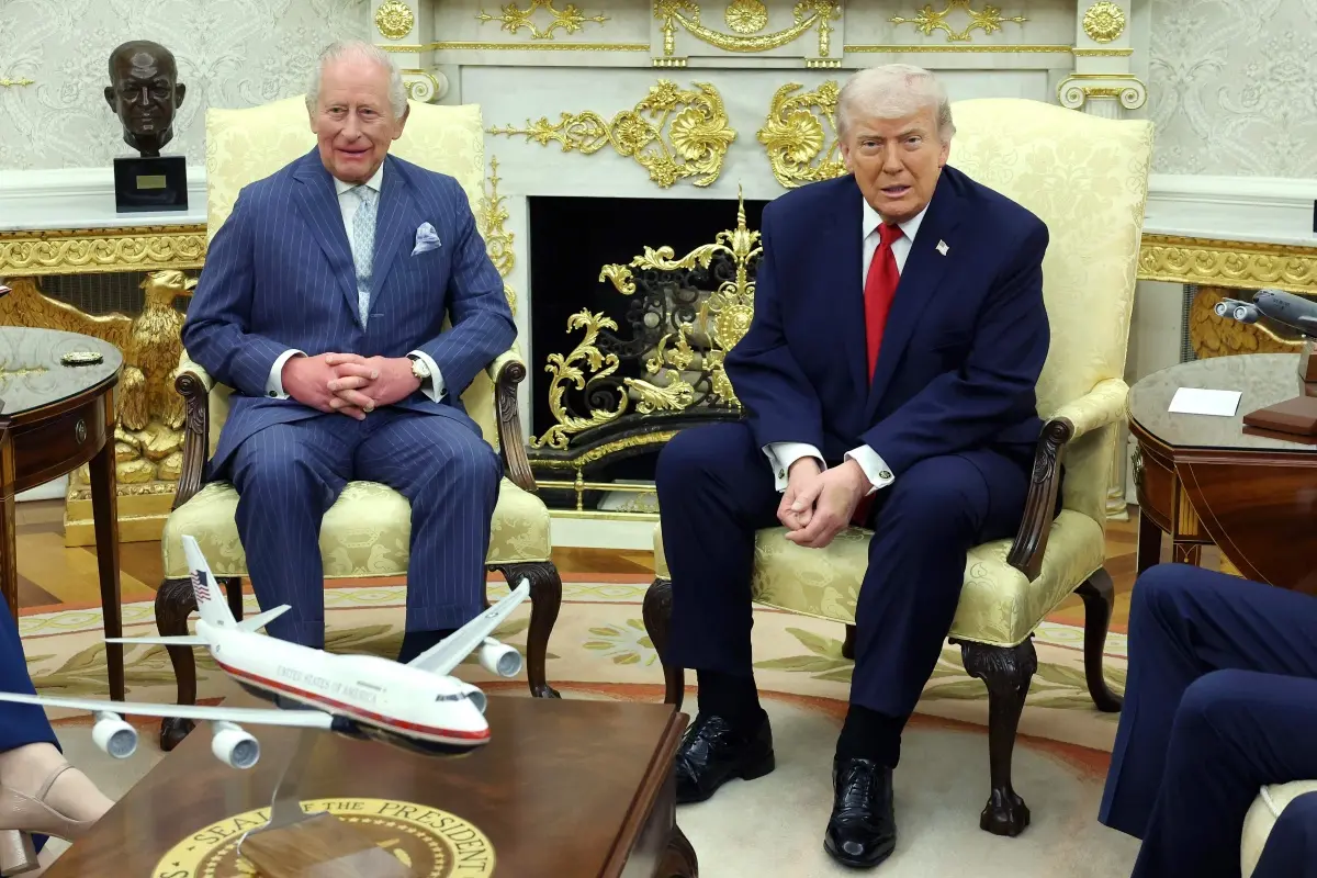 US President Donald Trump meets with Britain's King Charles III in the Oval Office of the White House in Washington, D.C.| Photo: AFP
