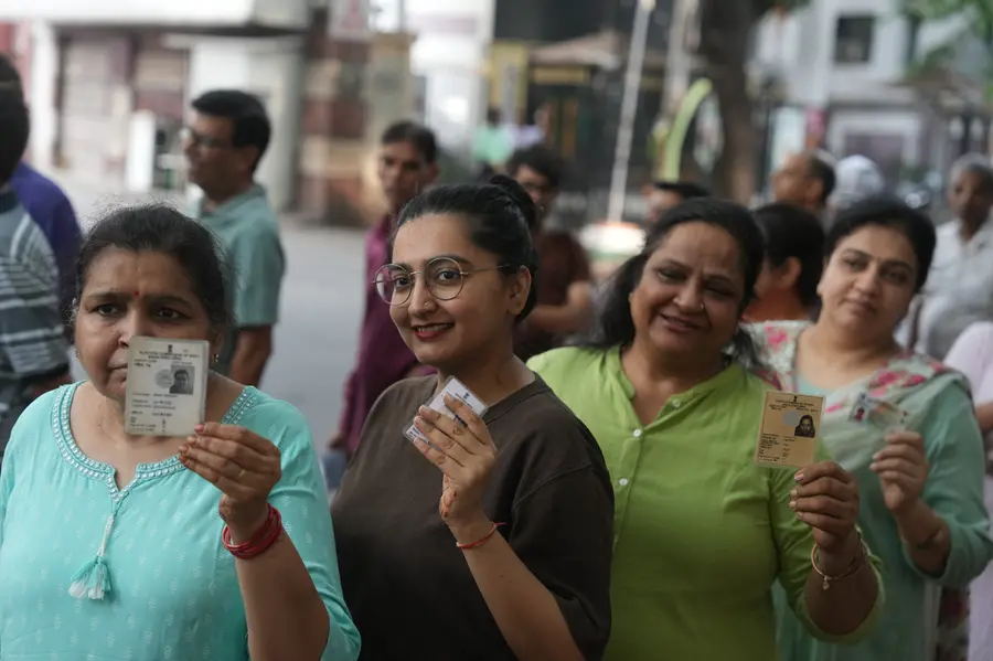 ആദ്യ മണിക്കൂറുകളിൽ കനത്ത പോളിങ്, ബൂത്തുകളിൽ സ്ത്രീകളുടെ നീണ്ട നിര; ബംഗാളിൽ രണ്ടാംഘട്ട വോട്ടെടുപ്പ്