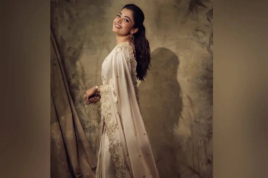 വിവാഹശേഷം രശ്മിക മന്ദാന പരമ്പരാഗത വസ്ത്രങ്ങളിലേക്കോ? ലക്ഷങ്ങൾ വിലയുള്ള താരത്തിന്റെ ഐവറി സാരി