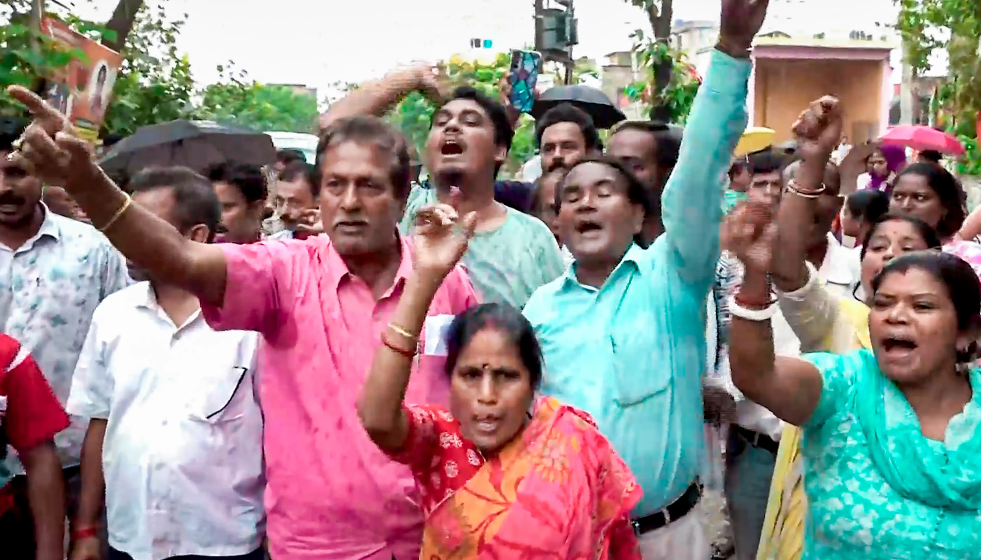 ബിജെപി, തൃണമൂൽ പ്രവർത്തകർ തമ്മിലുണ്ടായ തർക്കം | Photo: PTI