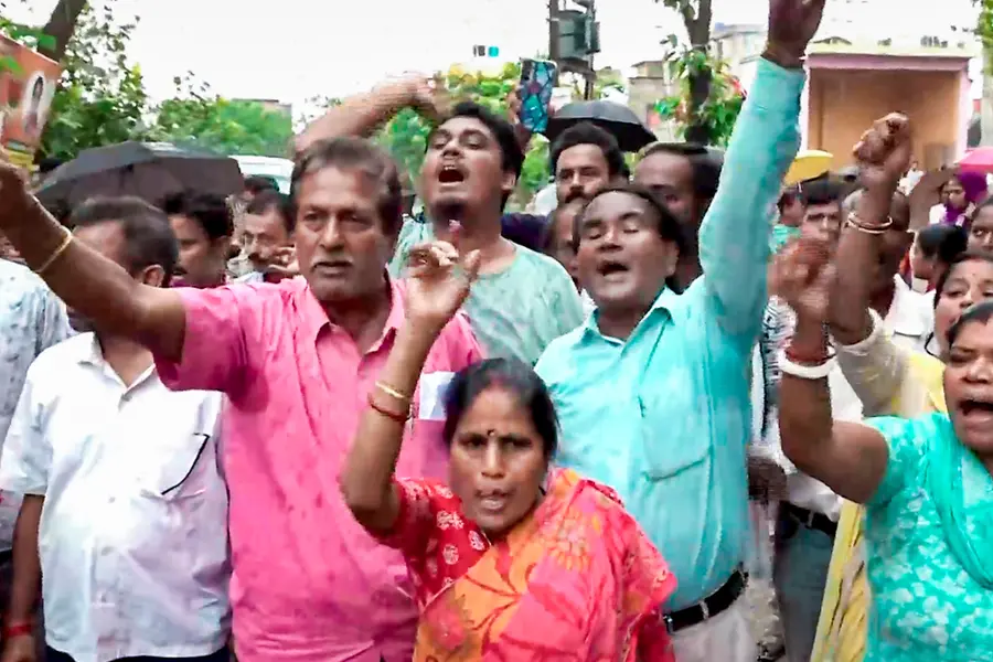 ബംഗാൾ രണ്ടാംഘട്ട വോട്ടെടുപ്പ്: 40% കടന്ന് പോളിങ്; വ്യാപക അക്രമസംഭവങ്ങളും ക്രമക്കേടുകളും