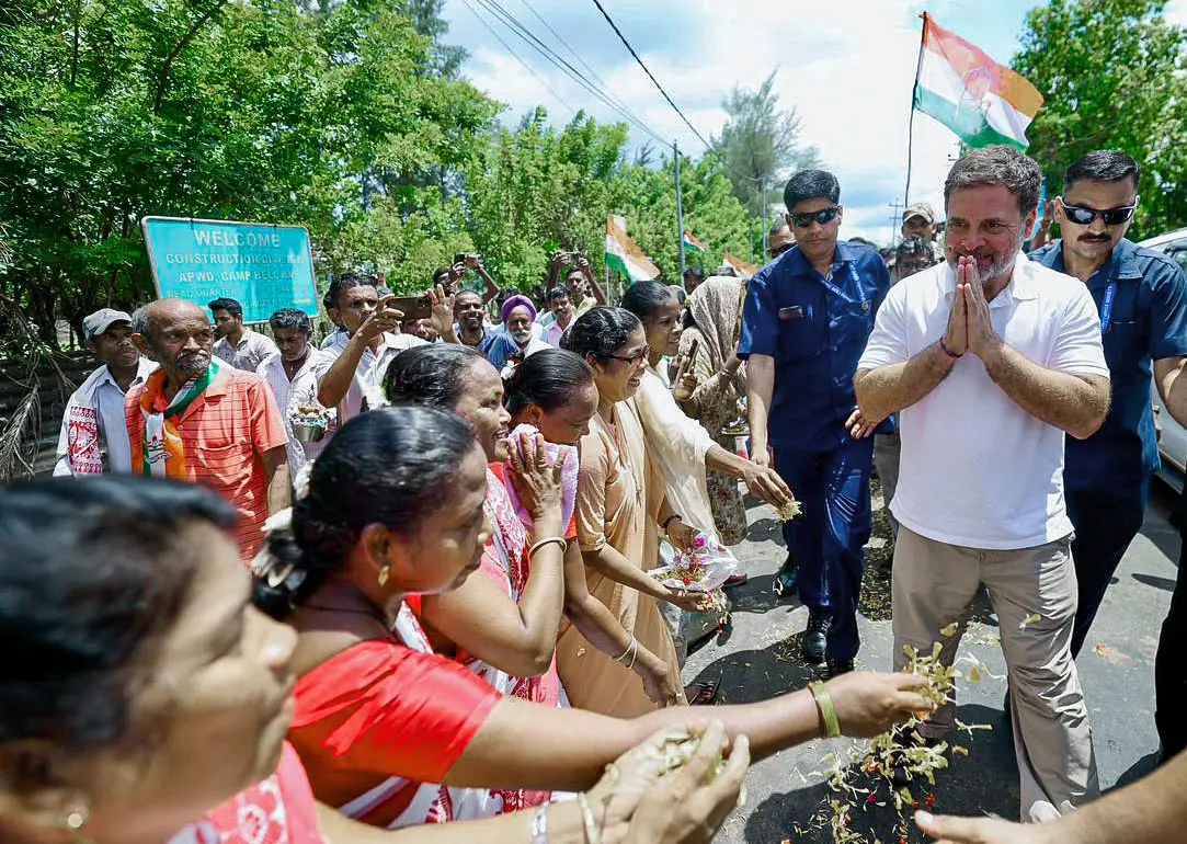 നിക്കോബാറിലെ കാംബെൽ ബേയിലെ ഐഎൻഎസ് ബാസ് ഗേറ്റിൽ ലോക്സഭാ എംപി രാഹുൽ ഗാന്ധിക്ക് സ്വീകരണം നൽകുന്നു | AICC/ANI