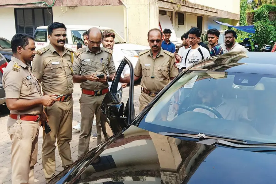 മേപ്പയ്യൂരിൽ അപകടകരമായി യാത്ര നടത്തിയ വിവാഹസംഘത്തിന്റെ കാർ ജോ. ആർ.ടി.ഒ. ടി.എം. പ്രഗീഷ് പരിശോധിക്കുന്നു