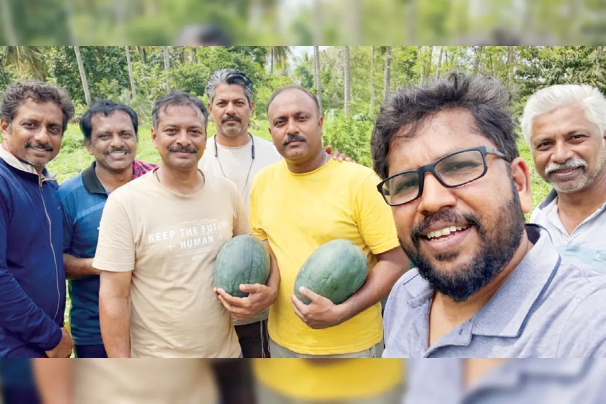 സുഹൃത്തുക്കളായ പ്രവീൺ, സാബു, പ്രജിത്ത്, ജയേഷ്, വിനോദ്, മനോജ് എന്നിവർ വിളയോടിയിലെ തങ്ങളുടെ കൃഷിയിടത്തിൽ