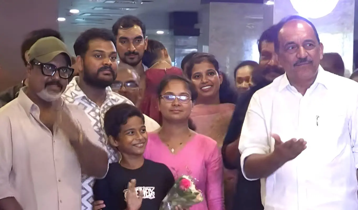 ചികിത്സ കഴിഞ്ഞ് പുറത്തേക്ക് വരുന്ന അനോഷിനെ സ്വീകരിക്കുന്നു | PHOTO: Mathrubhumi news/ screengrab