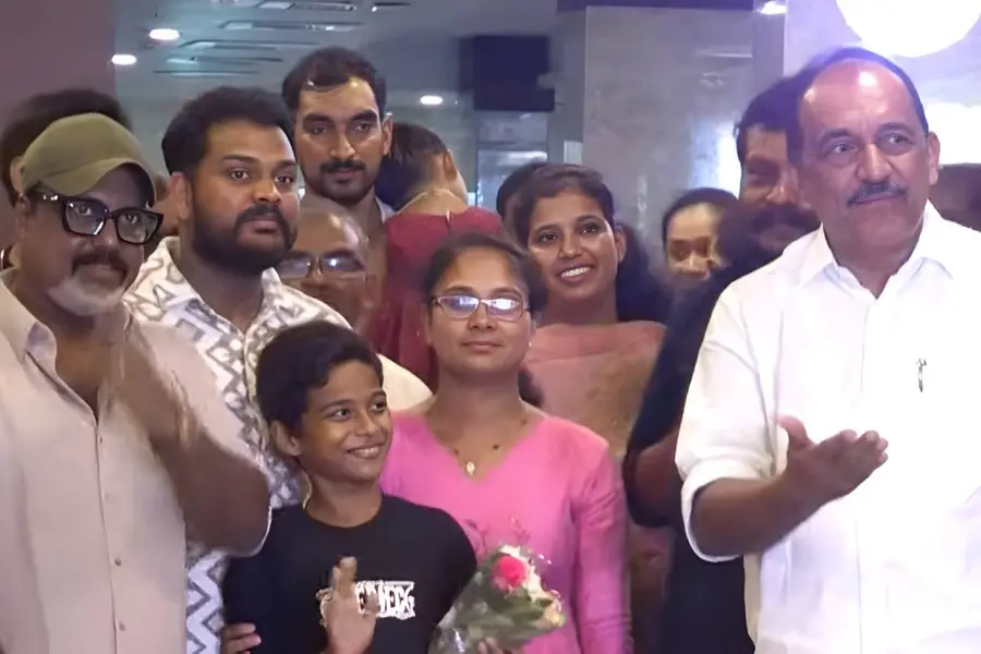 'ഒരു മകൻ പോയി, ഒരാളെയെങ്കിലും തിരികെകിട്ടാൻ പ്രാർഥനയായിരുന്നു'; പാമ്പുകടിയേറ്റ അനോഷ് ആശുപത്രി വിട്ടു