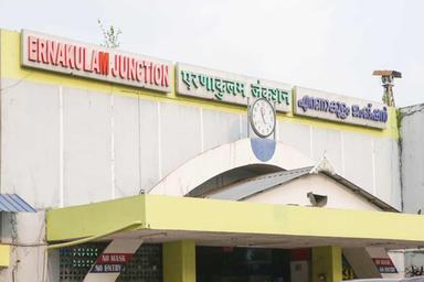 ട്രെയിനിൽ ഓടിക്കയറാൻ ശ്രമിക്കുന്നതിനിടെ പാളത്തിലേക്ക് വീണു; എറണാകുളത്ത് യുവതിക്ക് ദാരുണാന്ത്യം