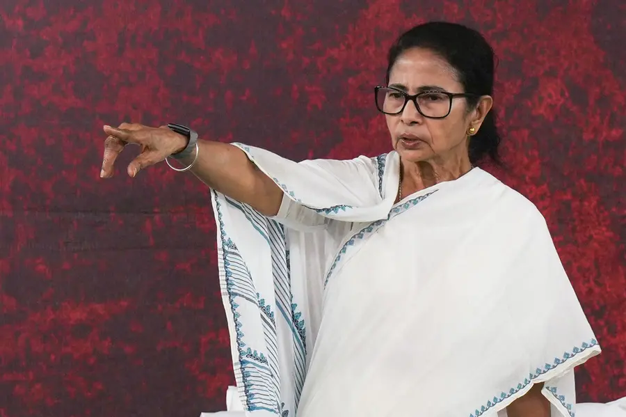 'രാത്രിയും പകലും കാവൽവേണം';എക്സിറ്റ് പോൾ പ്രവചനങ്ങൾക്ക് പിന്നാലെ പ്രവർത്തകരോട് മമതയുടെ ആഹ്വാനം