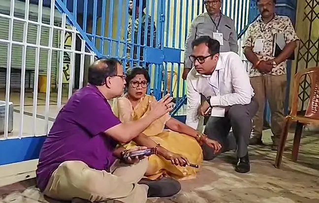 തൃണമൂല് സ്ഥാനാര്ഥികള് സ്ട്രോങ് റൂമിന് പുറത്ത് ധര്ണ നടത്തുന്നു |ഫോട്ടോ:ANI