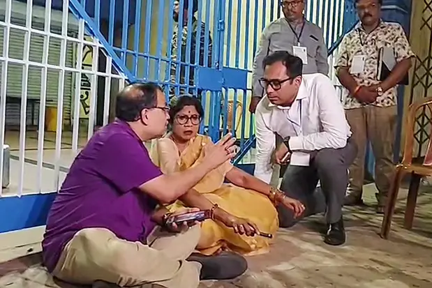 കൊൽക്കത്തയിൽ നാടകീയരംഗങ്ങൾ:സ്ട്രോങ് റൂമിൽ കൃത്രിമം നടന്നുവെന്ന് തൃണമൂൽ ആരോപണം,ധർണ, മമതയും എത്തി