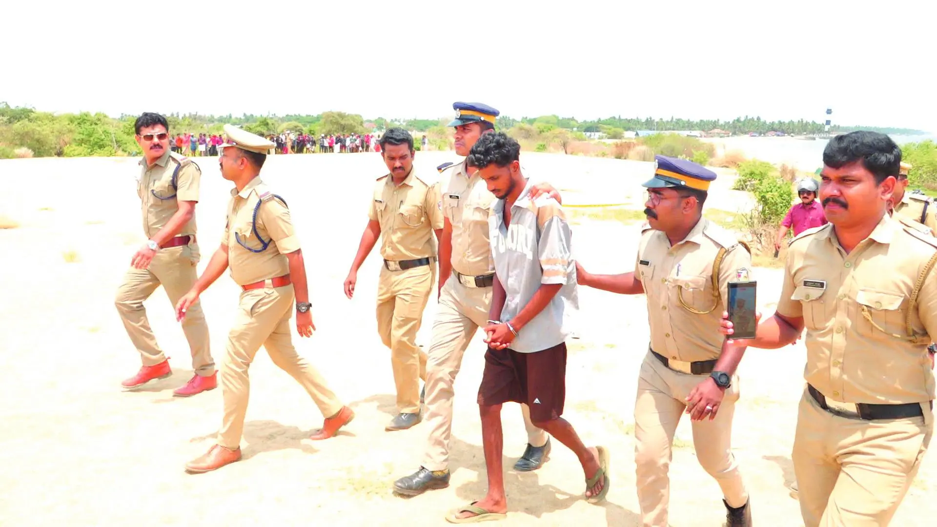 മുഹമ്മദിനെ തെളിവെടുപ്പിനായി പോലീസ് പൊന്നാനി ബീച്ചിലെത്തിച്ചപ്പോൾ