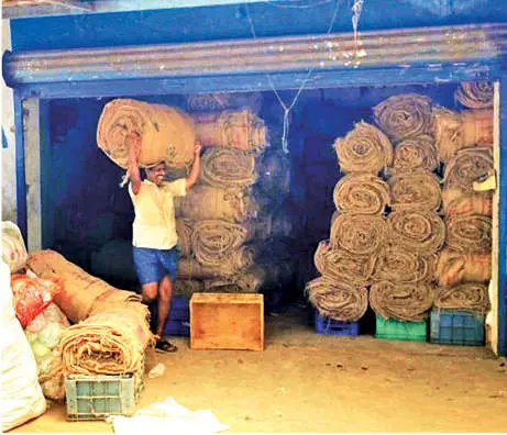 അരൂർ ഗ്രാമപ്പഞ്ചായത്ത് വികസനകാര്യ സ്റ്റാൻഡിങ് കമ്മിറ്റി ചെയർമാൻ അബ്ദുള്ള ചാക്കുകെട്ടുകൾ ചുമക്കുന്നു