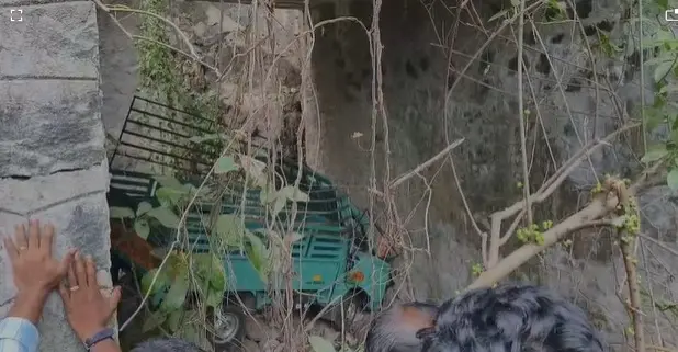കുറ്റ്യാടി ചുരത്തിൽ നിയന്ത്രണംവിട്ട ലോറിയിടിച്ച് താഴ്ചയിലേക്ക് മറിഞ്ഞ പിക്കപ്പ് വാൻ