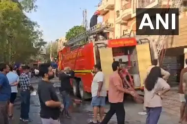 ഡൽഹിയിൽ നാലുനില കെട്ടിടത്തിൽ വൻ തീപ്പിടിത്തം, 9 മരണം; ദുരന്തം താമസക്കാർ ഉറങ്ങിക്കിടക്കുമ്പോൾ