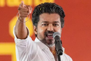അണ്ണൻ മാസ് ഡാ; ആദ്യമണിക്കൂറിൽ 92 സീറ്റിൽ ലീഡ് പിടിച്ച് വിജയിന്റെ ടിവികെ, ഡിഎംകെ സഖ്യം 52 സീറ്റിൽ