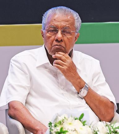 ധർമ്മടത്ത് അഞ്ചുറൗണ്ടുകൾ പിന്നിട്ടിട്ടും പിണറായി പിന്നിൽ, ലീഡ് വിടാതെ അബ്ദുൾ റഷീദ്