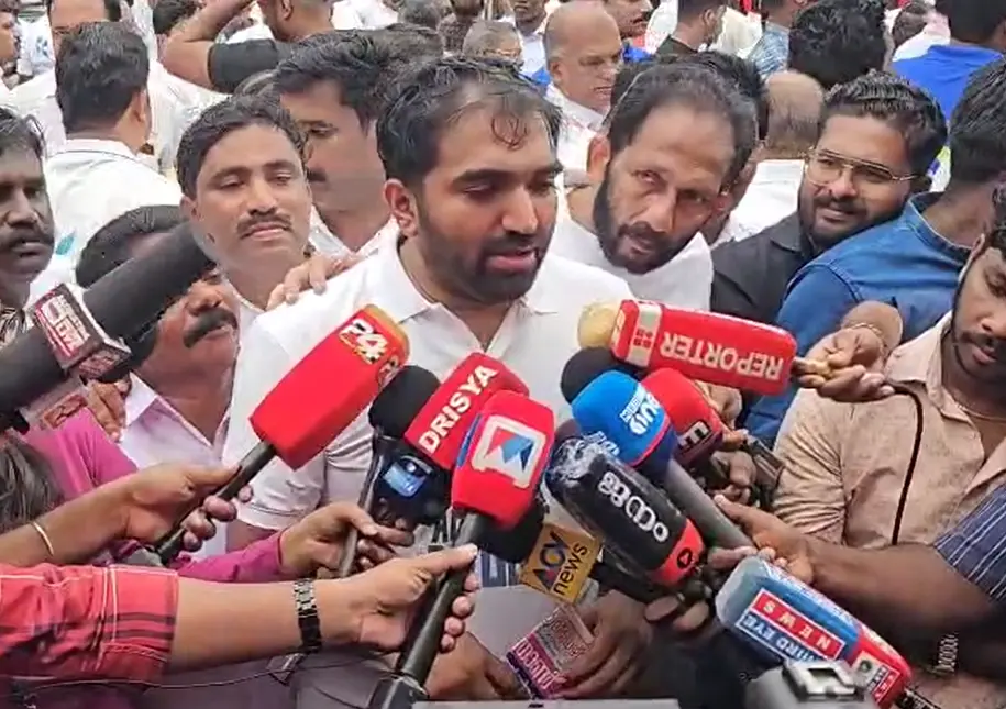 ചാണ്ടി ഉമ്മൻ മാധ്യമങ്ങളോട് സംസാരിക്കുന്നു