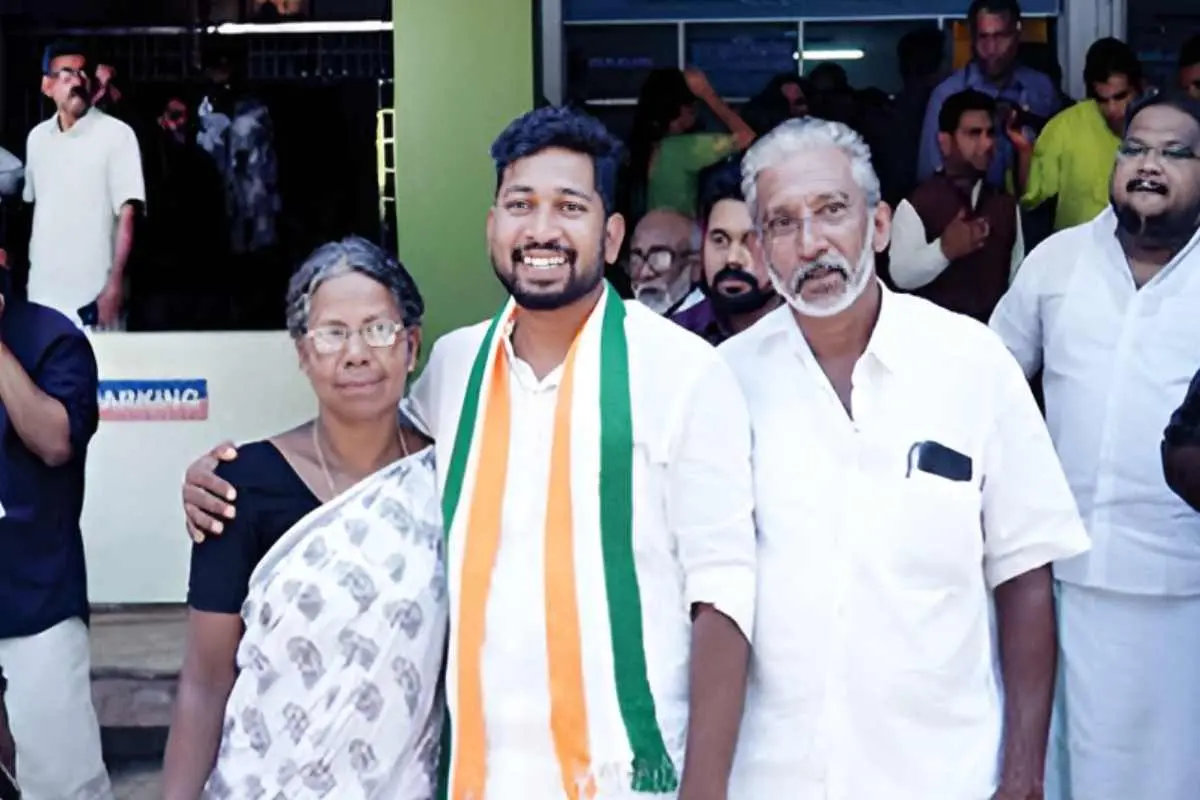 അച്ഛൻ നാരായണനും അമ്മ പുഷ്പയ്ക്കും ഒപ്പം വി.ടി. സൂരജ്