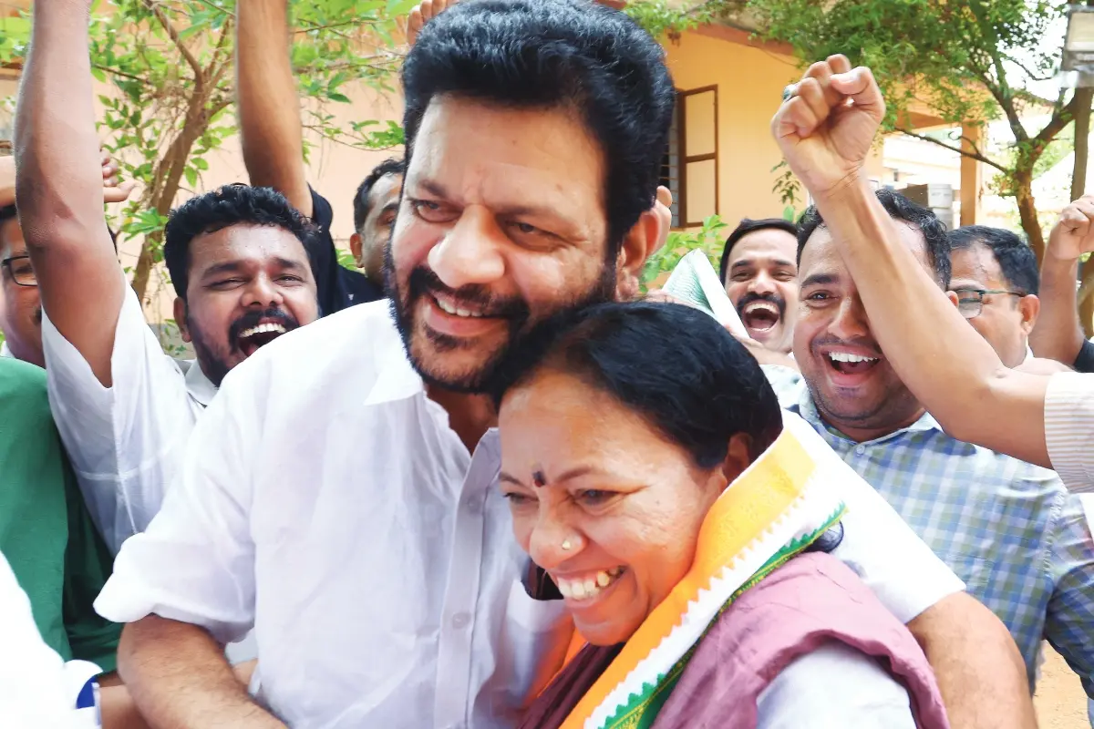 എൻെറ സ്വന്തം എം.എൽ.എ ... കോങ്ങാട് മണ്ഡലത്തിൽ അട്ടിമറി വിജയം നേടിയ കെ.പി.സി.സി. ജനറൽ സെക്രട്ടറി കെ.എ.തുളസിയെ ചേർത്തണയ്ക്കുന്ന ഭർത്താവ് വി.കെ.ശ്രീകണ്ഠൻ എം.പി.