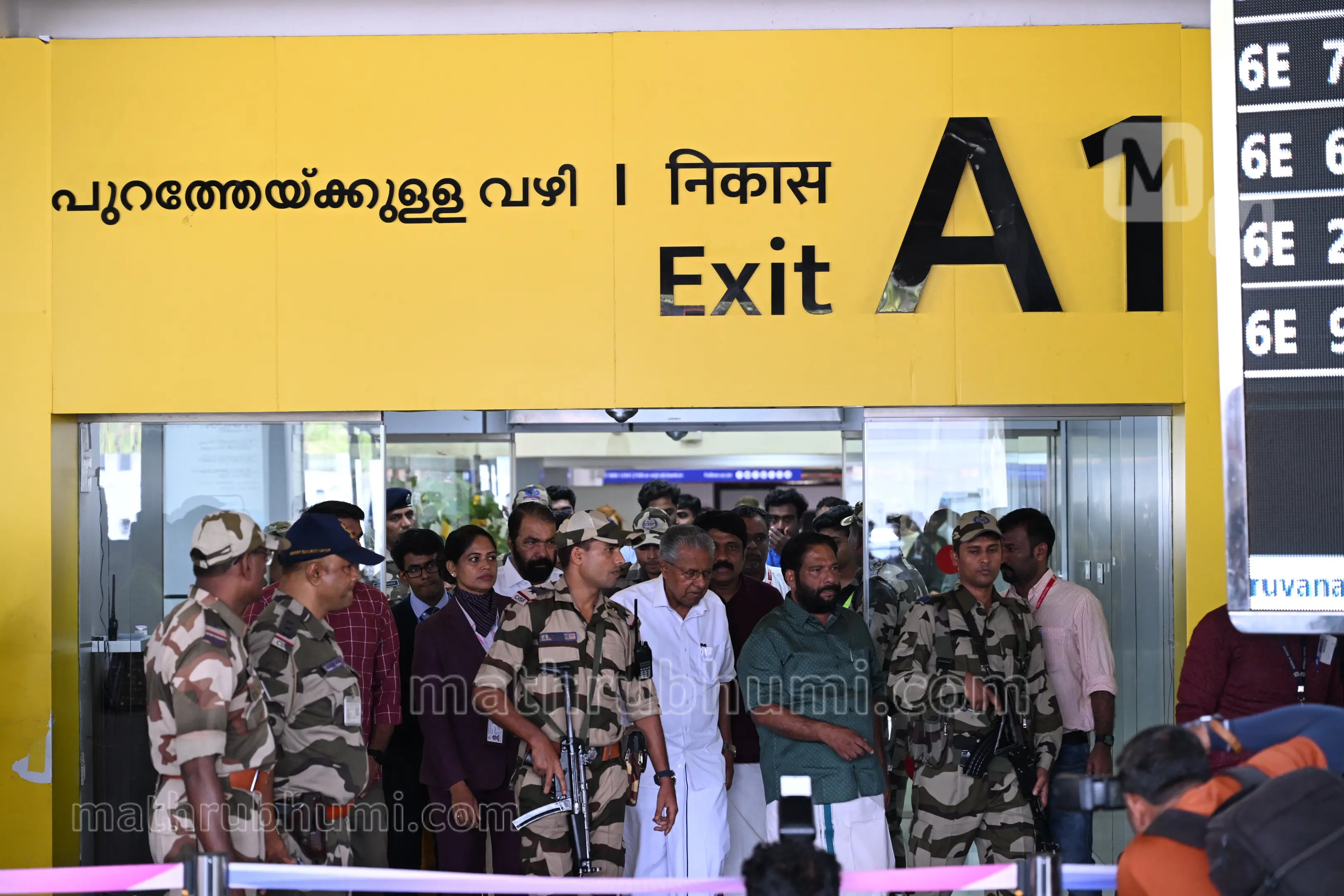 തിരുവനന്തപുരം വിമാനത്താവളത്തിൽ എത്തിയ മുഖ്യമന്ത്രി പിണറായി വിജയൻ പുറത്തേക്ക് വരുന്നു | ഫോട്ടോ: ബി. മുരളീകൃഷ്ണൻ