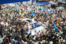 ‘മുഖ്യമന്ത്രി..സതീശാ..’;എറണാകുളത്ത് പടനായകനെത്തി,സതീശന് വൻ വരവേൽപ്പ്, എടുത്തുയർത്തി പ്രവർത്തകർ