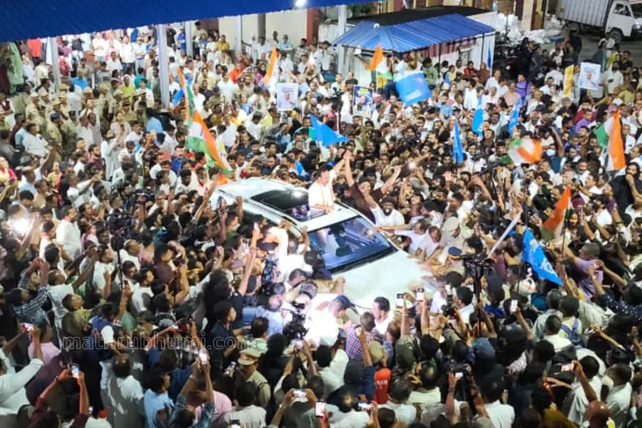 ‘മുഖ്യമന്ത്രി..സതീശാ..’;എറണാകുളത്ത് പടനായകനെത്തി,സതീശന് വൻ വരവേൽപ്പ്, എടുത്തുയർത്തി പ്രവർത്തകർ