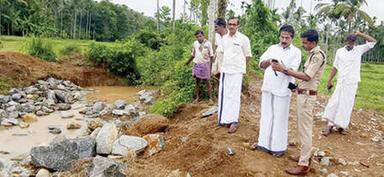 മമ്പള്ളിത്താഴത്തെ കരിങ്കൽഭിത്തി നശിപ്പിക്കൽ