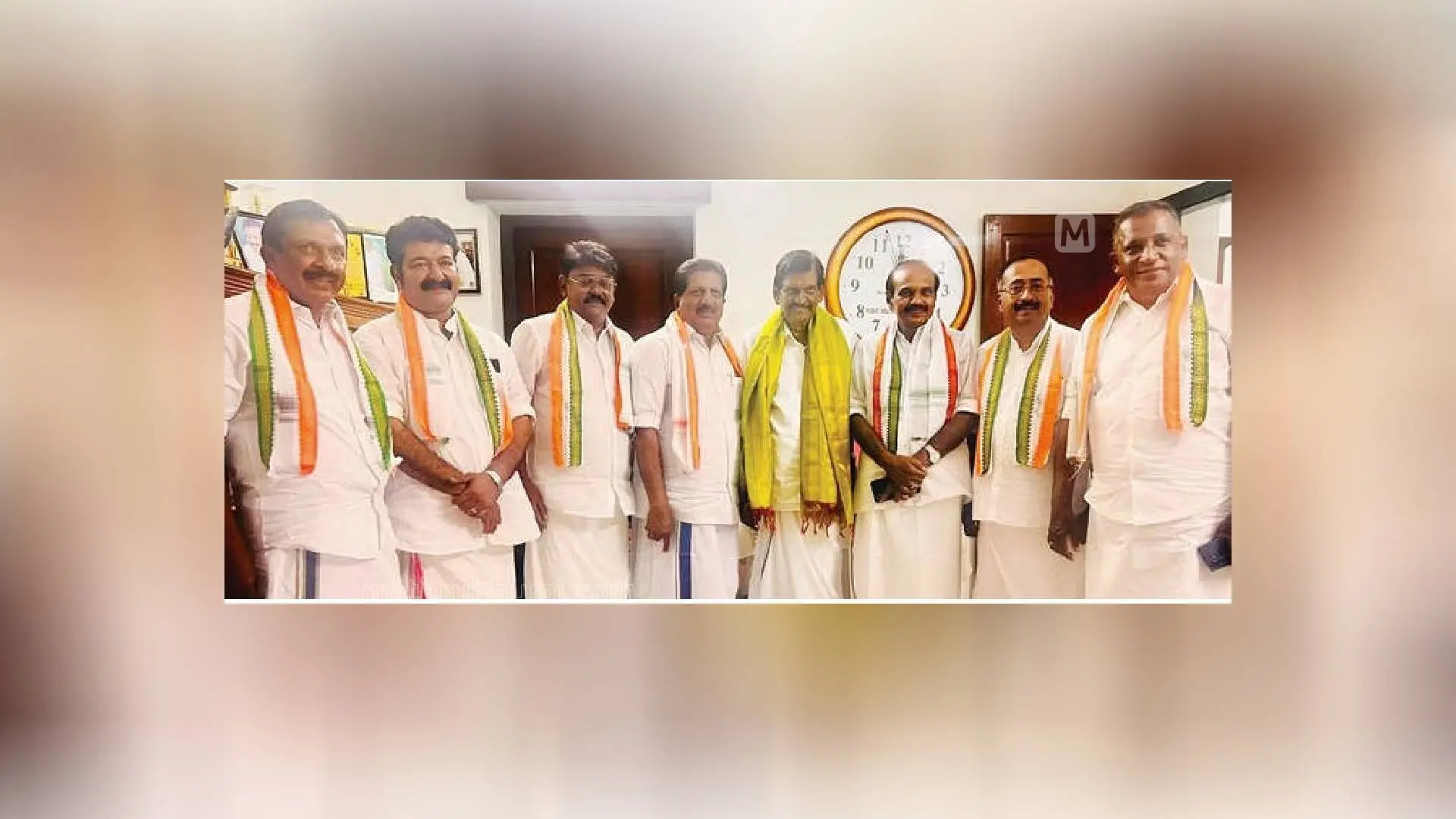 തിങ്കളാഴ്ച രാത്രി പുറപ്പുഴയിലെ വീട്ടിലെത്തിയ കേരള കോൺഗ്രസിന്റെ നിയുക്ത എം.എൽ.എമാർ പാർട്ടി ചെയർമാൻ പി.ജെ. ജോസഫിനൊപ്പം