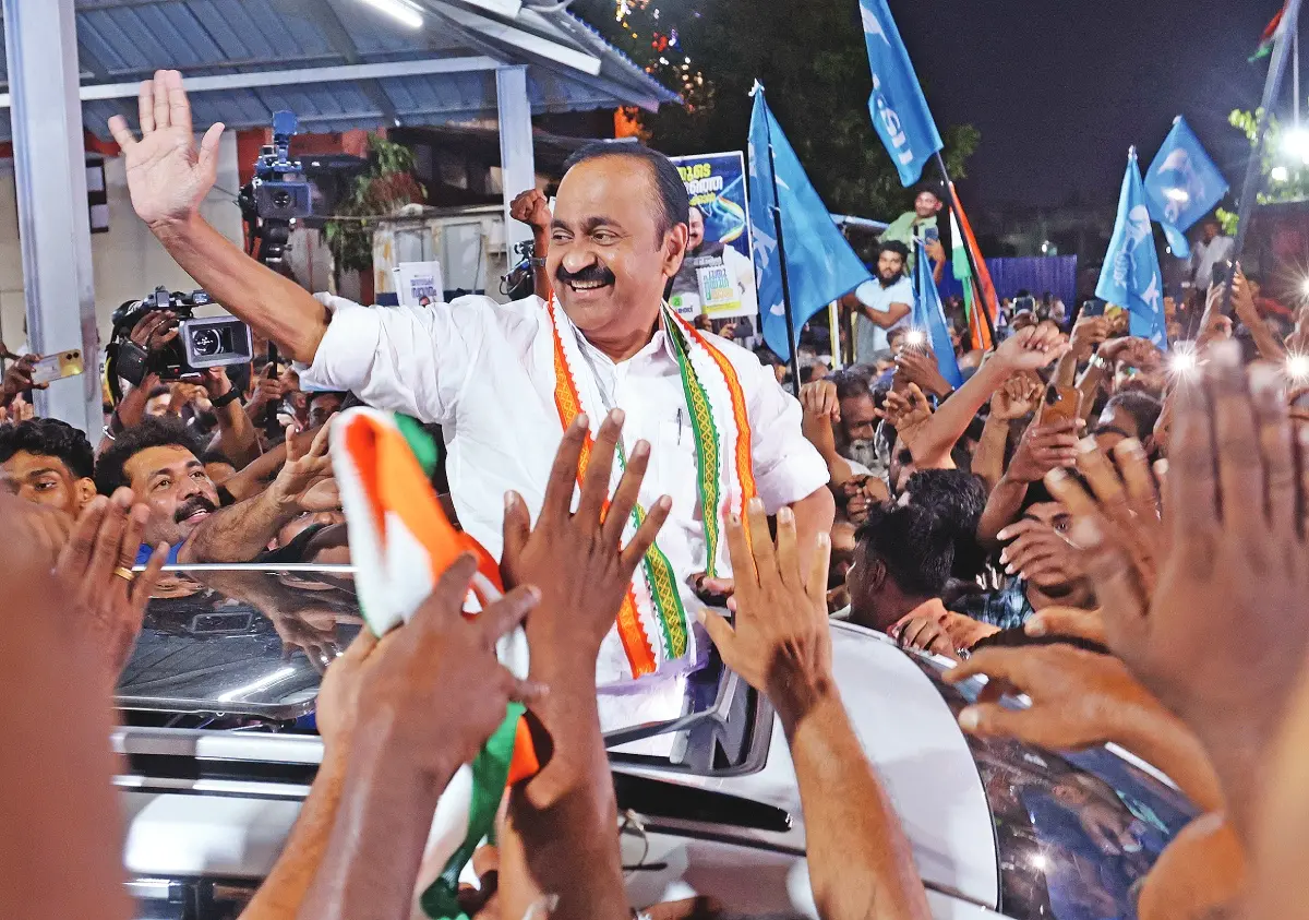 യു.ഡി.എഫിന്റെ ഉജ്ജ്വല വിജയത്തിന് ശേഷം എറണാകുളത്തെത്തിയ വി.ഡി. സതീശന് സൗത്ത് റെയിൽവേ സ്റ്റേഷനിൽ പ്രവർത്തകർ സ്വീകരണം നൽകിയപ്പോൾ | ഫോട്ടോ: ടി.കെ. പ്രദീപ് കുമാർ