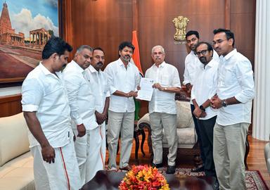 തമിഴ്നാട്ടിൽ വിജയ് യുഗം: സത്യപ്രതിജ്ഞ നാളെ; സർക്കാർ രൂപീകരണത്തിന് അവകാശവാദം ഉന്നയിച്ചു