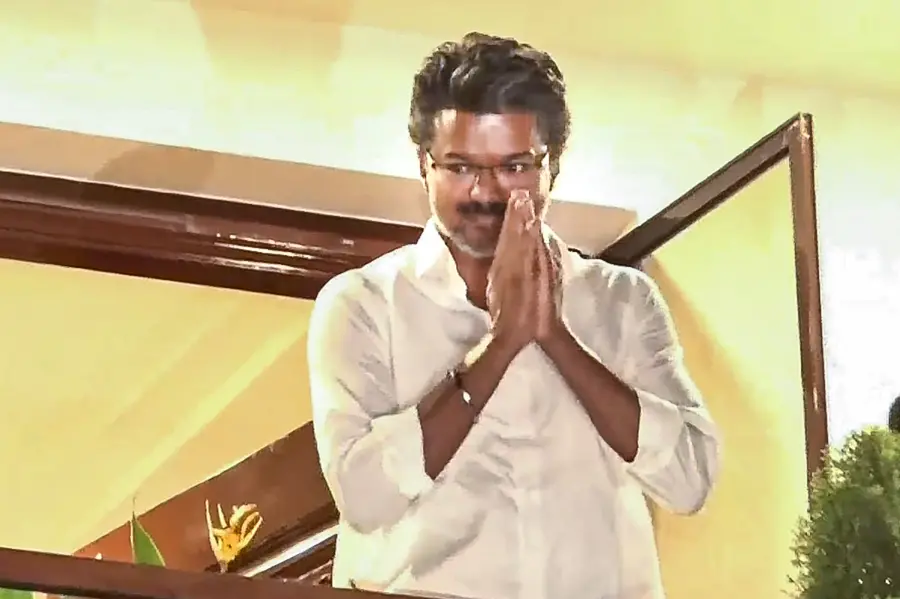 തമിഴ്നാട് ഇനി ‘വിജയ്’യുടെ വഴിയിൽ; ഭയന്നുവിറച്ച് രാഷ്ട്രീയ കക്ഷികൾ, നിലനിൽപ്പിനായുള്ള പരക്കംപാച്ചിൽ