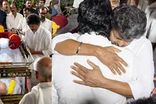 ജീവയെ കെട്ടിപ്പിടിച്ച് ആശ്വസിപ്പിച്ച് വിജയ്; ആർ.ബി ചൗധരിക്ക് വിടനൽകി സിനിമാലോകം