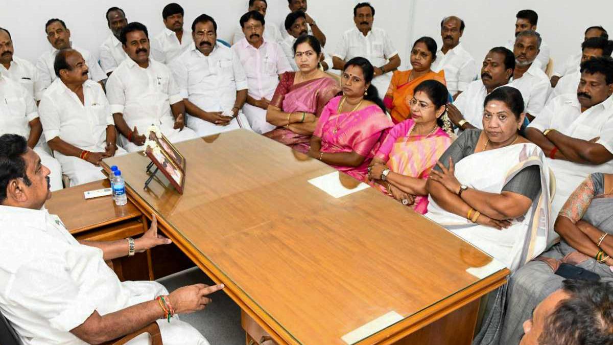 തമിഴ്‌നാട്ടിൽ വീണ്ടും റിസോർട്ട് രാഷ്ട്രീയം; 19 എഐഎഡിഎംകെ എംഎൽഎമാരെ പുതുച്ചേരിയിലേക്ക് മാറ്റി