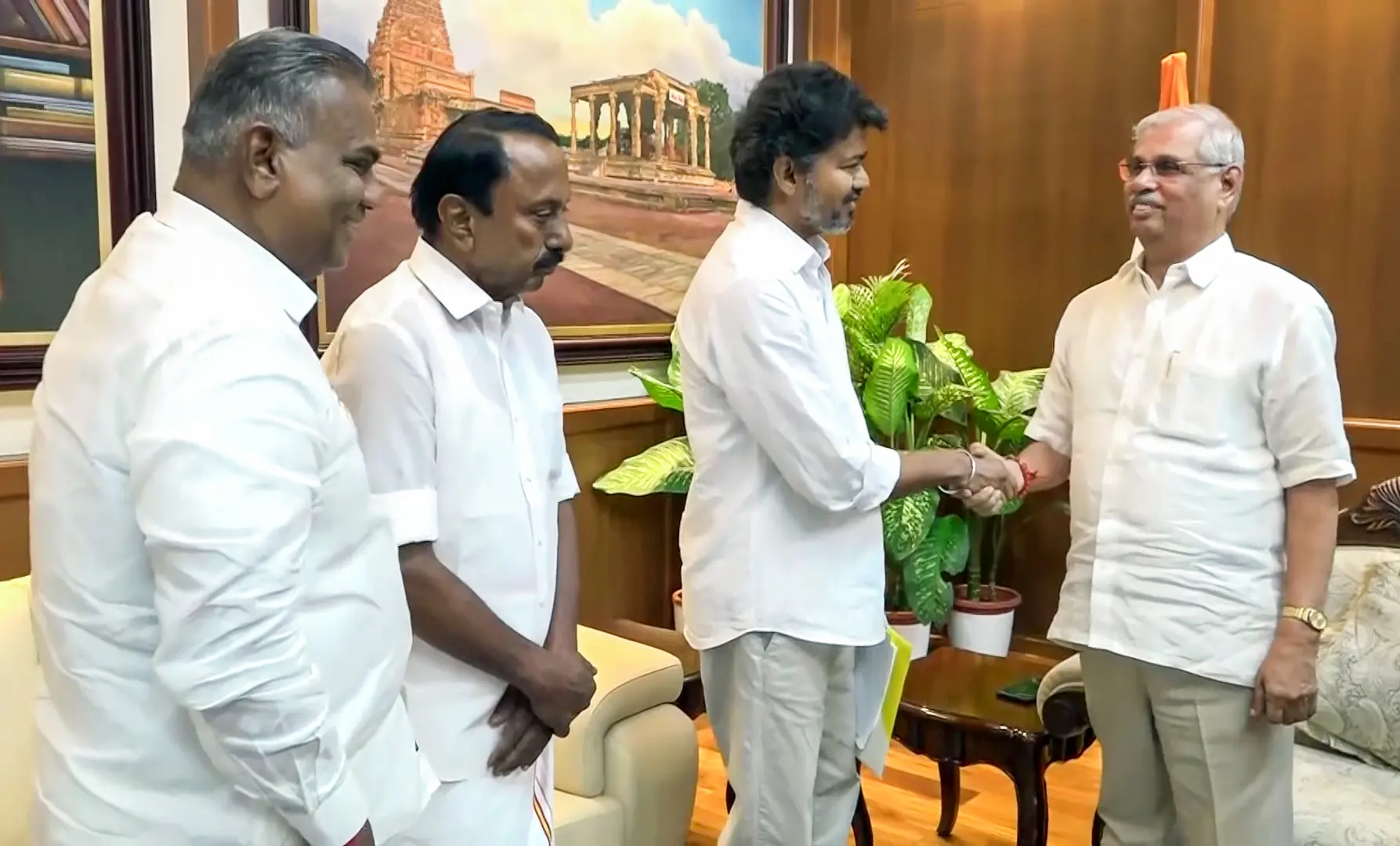 സർക്കാർ രൂപീകരിക്കാനുള്ള അവകാശവാദം ഉന്നയിച്ച് തമിഴ്നാട് ഗവർണർ രാജേന്ദ്ര അർലേക്കറുമായി ടിവികെ മേധാവി വിജയ് ബുധനാഴ്ച ചെന്നൈയിലെ ലോക്ഭവനിൽ കൂടിക്കാഴ്ചക്കെത്തിയപ്പോൾ| REUTERS
