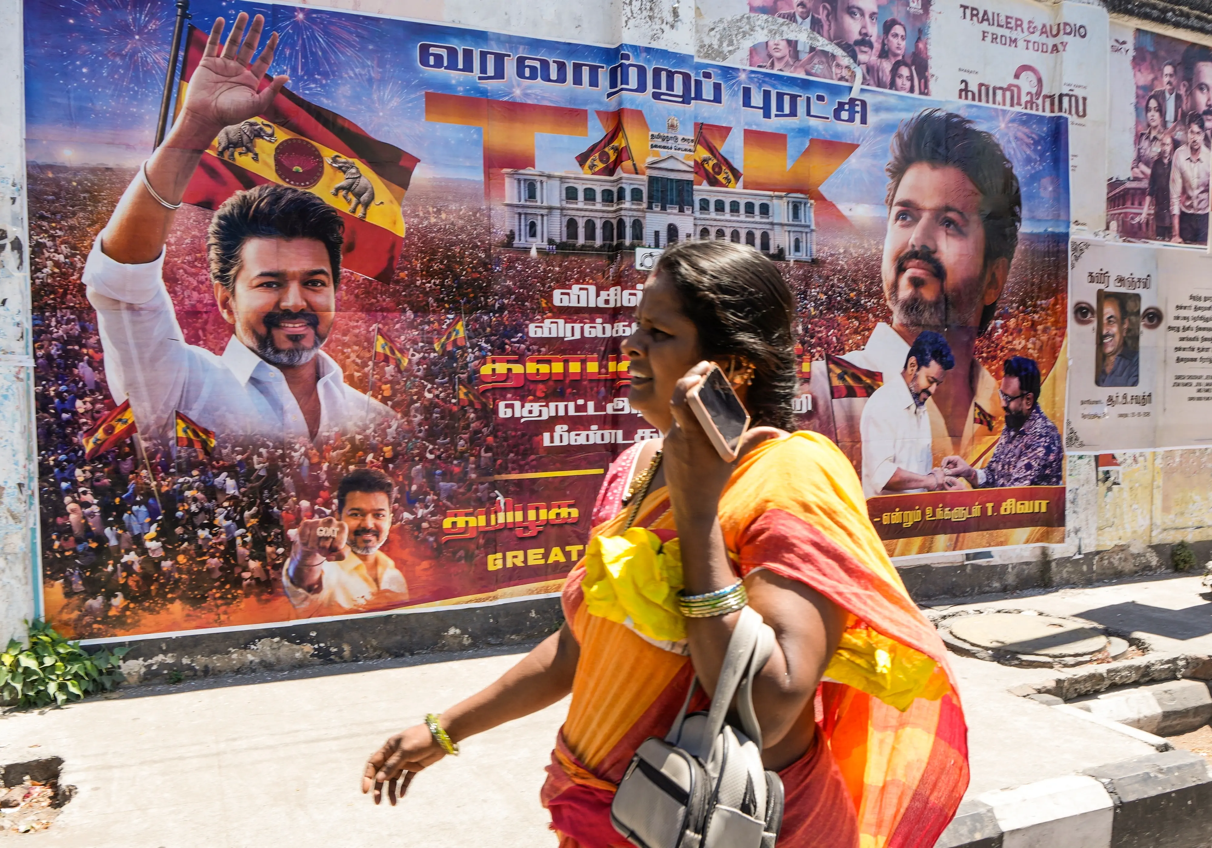 ചെന്നൈയില്‍ ടിവികെ നേതാവ് വിജയ്ക്ക് അഭിവാദ്യം അര്‍പ്പിച്ച് സ്ഥാപിച്ചിരിക്കുന്ന പോസ്റ്റര്‍
| PTI