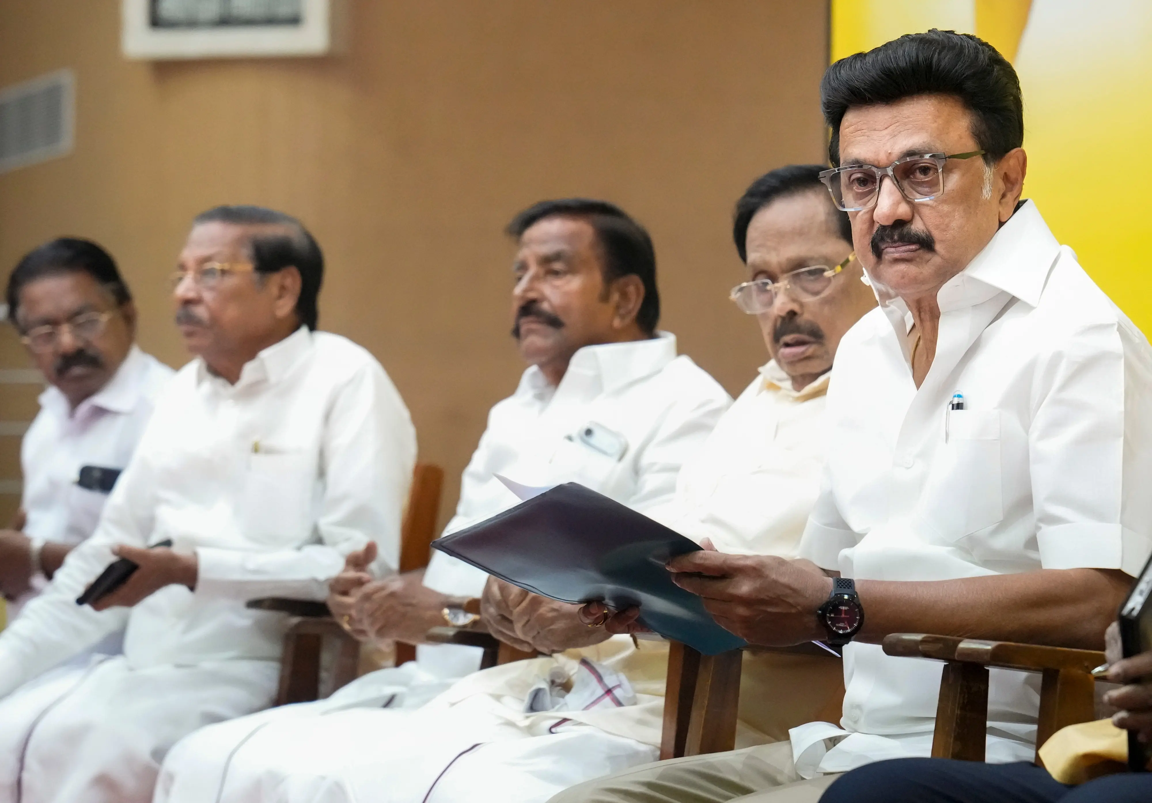 ഡിഎംകെ നിയമസഭാ കക്ഷിയോഗത്തില് സ്റ്റാലിനും മുതിര്ന്ന നേതാക്കളും |ഫോട്ടോ:PTI
