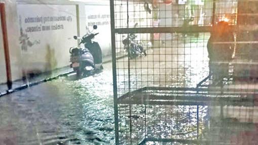വേനൽ മഴയിൽ പാവറട്ടിയിൽ വെള്ളക്കെട്ട്; വ്യാപാര സ്ഥാപനങ്ങളിൽ നാശനഷ്ടം