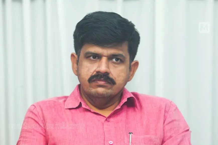 സന്ദീപ് വാരിയരുടെ പോസ്റ്റർ വാട്സാപ്പ് സ്റ്റാറ്റസാക്കിയ CPM മുൻ ബ്രാഞ്ച് സെക്രട്ടറിക്ക് മർദനമേറ്റു