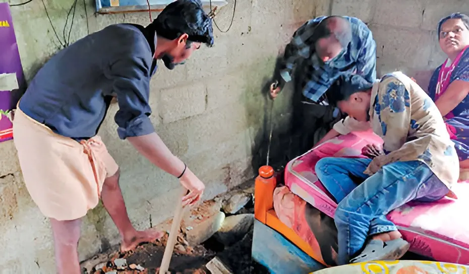 • മുറിയിൽ മാളം കണ്ടഭാഗം കുഴിച്ച് പാമ്പിനെ തിരയുന്ന വീട്ടുകാർ