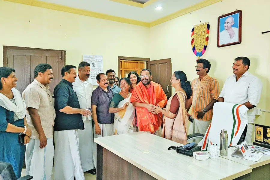 ഒല്ലൂരിൽ വിവാദം; കെ. രാജനെ പ്രാദേശിക കോൺഗ്രസ് നേതൃത്വം ചുവന്ന ഷാൾ അണിയിച്ച് സ്വീകരിച്ചു