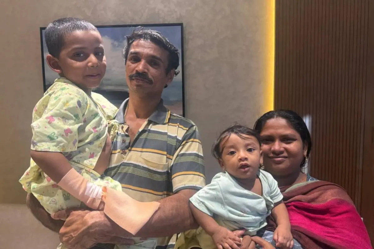ഇമ്മാനുവേൽ മാതാപിതാക്കൾക്കും സഹോദരനും ഒപ്പം