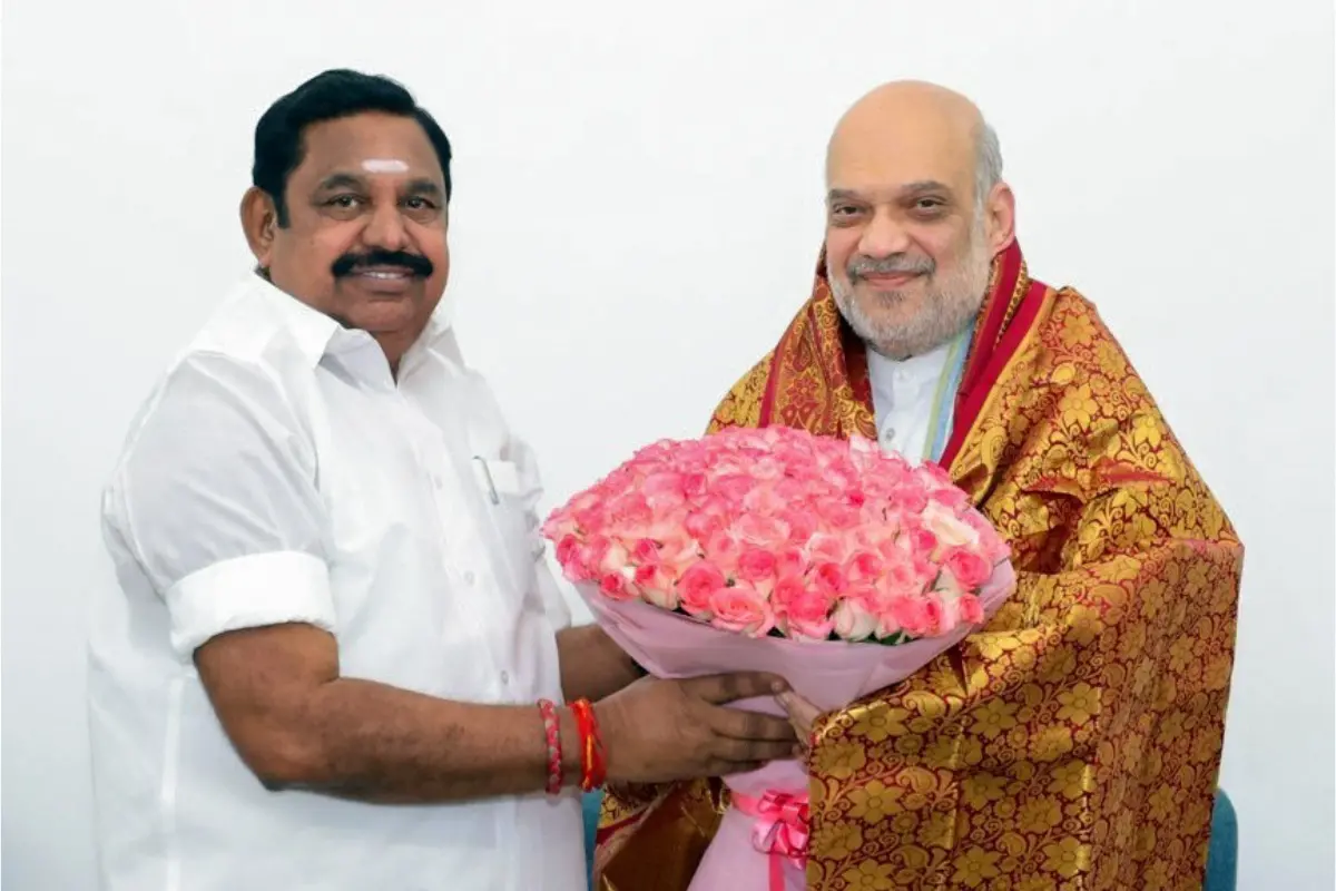 Union Home Minister Amit Shah is being felicitated by Tamil Nadu assembly LoP and All India Anna Dravida Munnetra Kazhagam (AIADMK) leader Edappadi K Palaniswami during their meeting at the party headquarters, in New Delhi.| Photo: ANI
